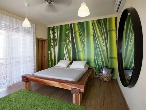 спальня с обоями в стиле trompe l'oeil