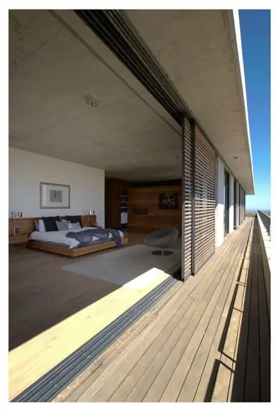 Прекрасные спальни GASS Hillside Architecture Studios с прямым выходом на длинную террасу