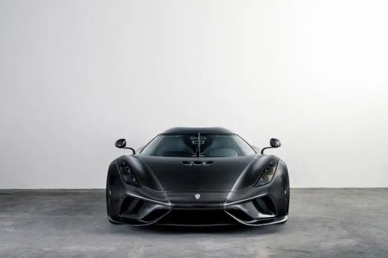 Koenigsegg Regera запускает гиперкар, одетый в карбон