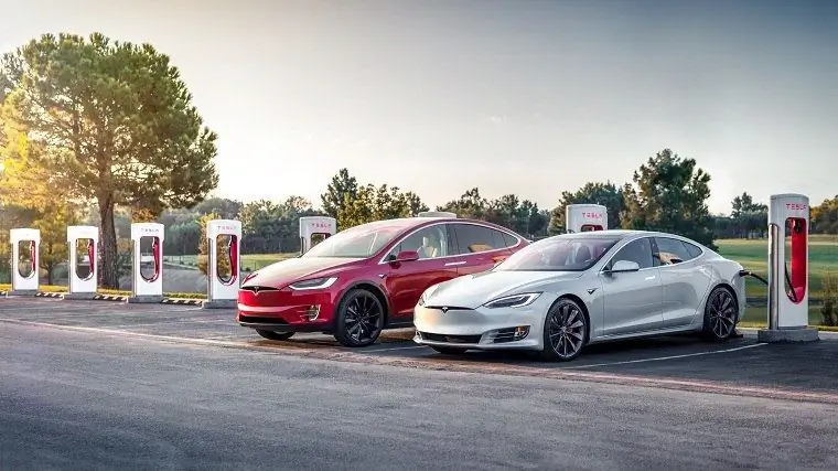Автомобили Tesla - обновление затронуло работу нескольких автомобилей