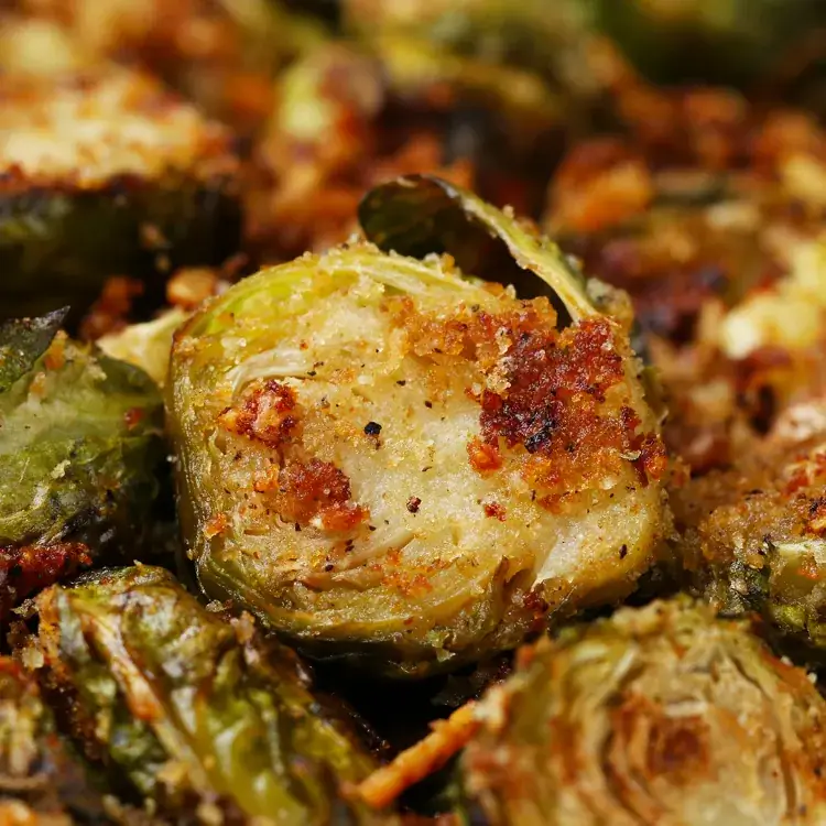 жареная брюссельская капуста с чесноком и пармезаном