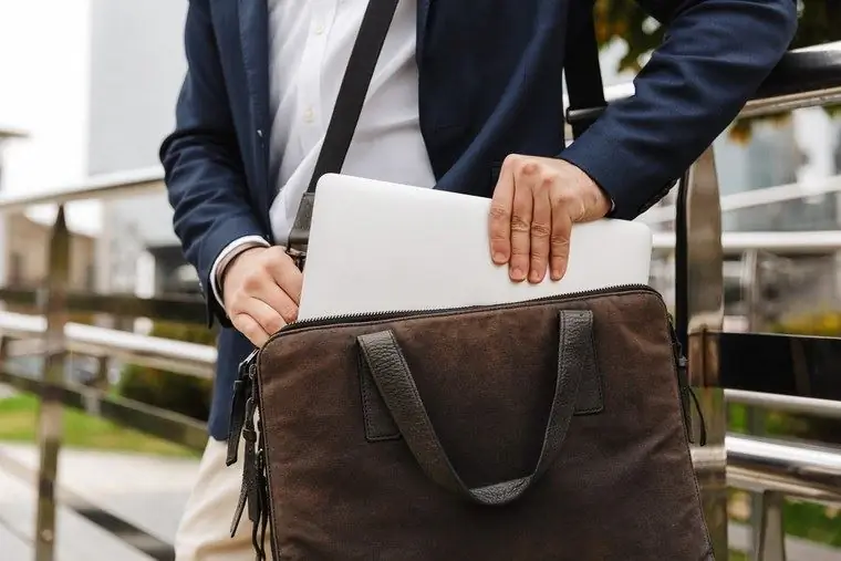 ноутбук в сумке для работы ноутбук в сумке для работы