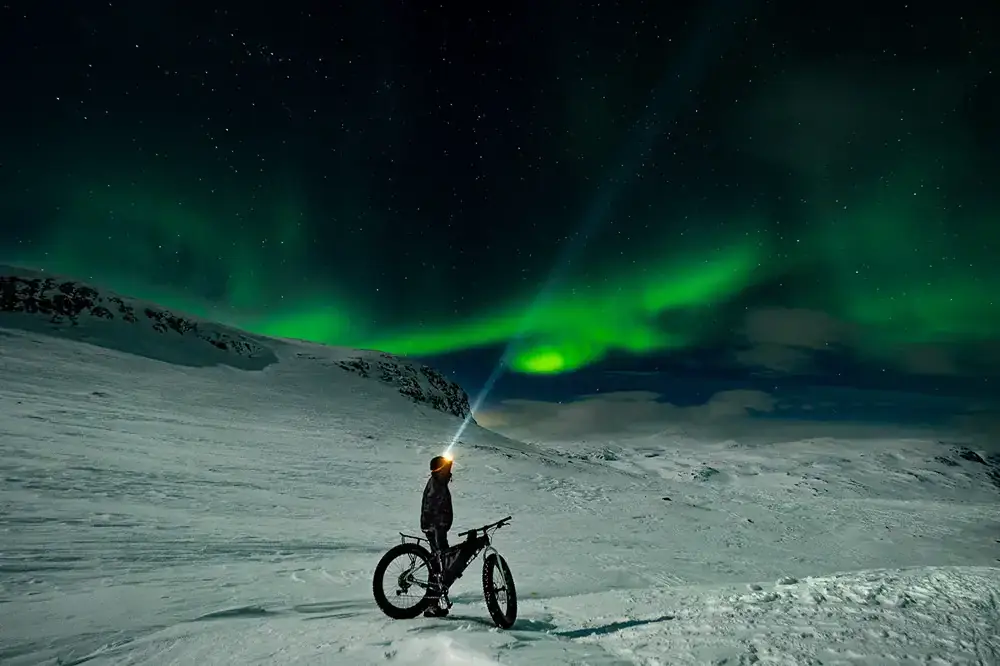 Kungsleden: Cycling Under Aurora Borealis автора Якуб Рыбицкий