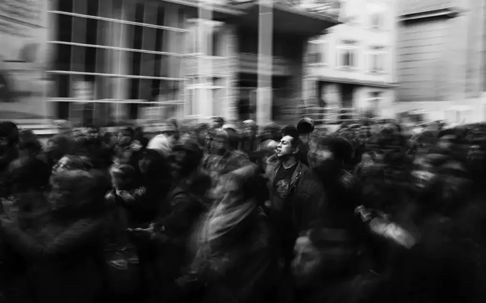 Чилийский фотограф Эдуардо Асенхо Матус беседует с Раджем Саркаром