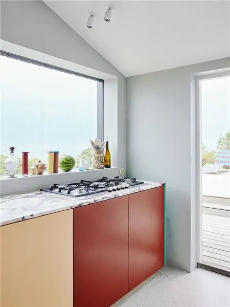 нижние желтые и красные кабели нижние желтые и красные кабели