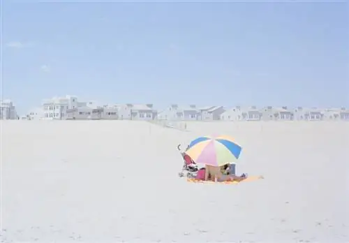 Flotsam: Художественные фотографии одиноких загорающих на пляже Far Rockaway в Нью-Йорке