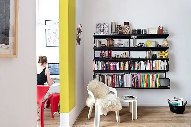 Не все ремонтные работы столь же драматичны, как и этот. Пространство, которое раньше было устаревшим, мягким и лишенным какой-либо индивидуальности, стало очень свежим и вдохновляющим домом, полным цвета и характера. Самым заметным является сильный контраст между белыми стенами и всеми красочными украшениями и предметами мебели.