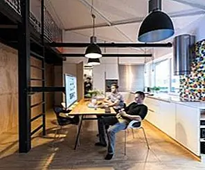 Современный лофт, спроектированный для просмотра и ощущения случайности