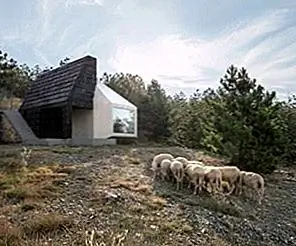 Черно-белый дом смешивается с горными окрестностями