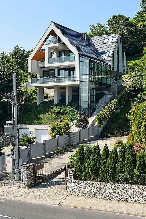 GG House был проектом Architekt.Lemanski. Завершенный в 2014 году, дом предлагает в общей сложности 369 квадратных метров жилой площади. Крутой склон означал, что в доме почти не будет света с одной стороны, но также и то, что взгляды будут довольно красивыми.