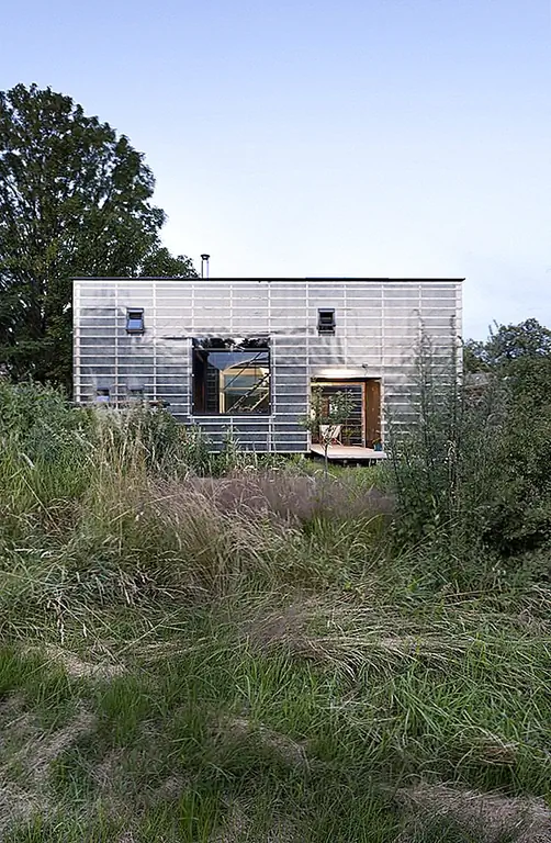 Проект называется Zen Houses и занимает площадь в 75 квадратных метров. Он был завершен в 2015 году, и был очень конкретный запрос, который в основном определил весь проект. Дизайн домов должен был быть сосредоточен вокруг SIP (Структурные изолированные панели). На самом деле это делает фасады такими необычными. Как вы можете видеть, они полупрозрачны, и они показывают рамки, на которых были построены структуры.