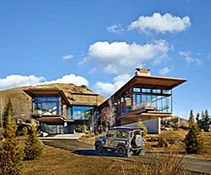 Современный промышленный дом становится одним с пустынным ландшафтом
