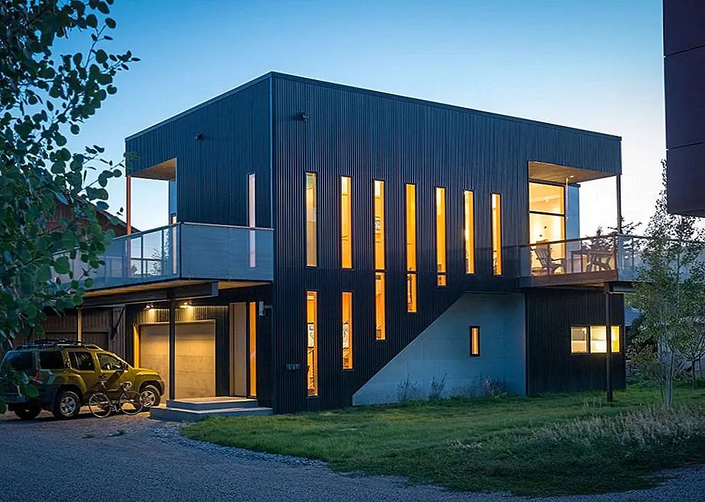Box-Like Home с узкими окнами и скалолазанием