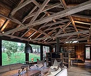 Rustic Fall Retreat, окруженный пышным лесом