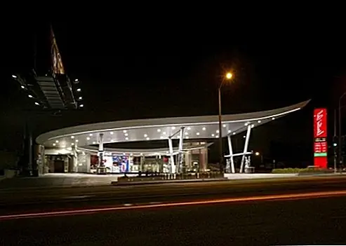 Созданная Kanner Architects, автозаправочная станция стала центром притяжения для ближайших граждан. Снаружи можно увидеть необычный линейный металл, который является крышей небольшого коммерческого места, но также входит в контакт с автомойкой. Созданная Kanner Architects, автозаправочная станция стала центром притяжения для ближайших граждан. Снаружи можно увидеть необычный линейный металл, который является крышей небольшого коммерческого места, но также входит в контакт с автомойкой.