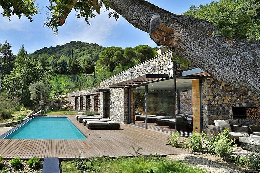 Hillside Home Оглядывает экспансивную долину ниже