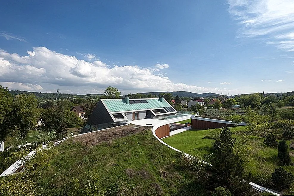 Архитекторы Mobius Architects отвечали за проект, и их решение заключалось в создании дизайна, который следует правилам, но в то же время уникален и современен. Другими словами, они планировали создать гибридный дом, который сочетает традиционную и современную архитектуру.