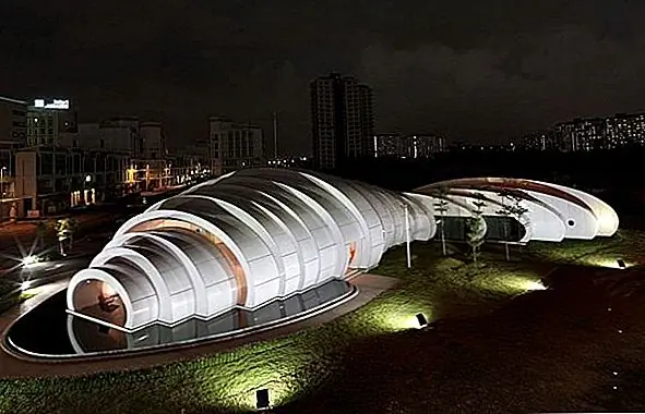 Это также случай этого современного павильона Pod, разработанного Studio Nicoletti Associati. Он расположен в Куала-Лумпуре, Малайзия, и представляет собой новый городской центр, в котором расположены офисные площади и выставочный зал продаж. Его внешний дизайн больше похож на земляного червя. Он имитирует свою форму и прекрасно адаптируется к естественному окружающему ландшафту. Это одно из современных зданий, которые, кажется, привлекают к нему все внимание. Это также случай этого современного павильона Pod, разработанного Studio Nicoletti Associati. Он расположен в Куала-Лумпуре, Малайзия, и представляет собой новый городской центр, в котором расположены офисные площади и выставочный зал продаж. Его внешний дизайн больше похож на земляного червя. Он имитирует свою форму и прекрасно адаптируется к естественному окружающему ландшафту. Это одно из современных зданий, которые, кажется, привлекают к нему все внимание.