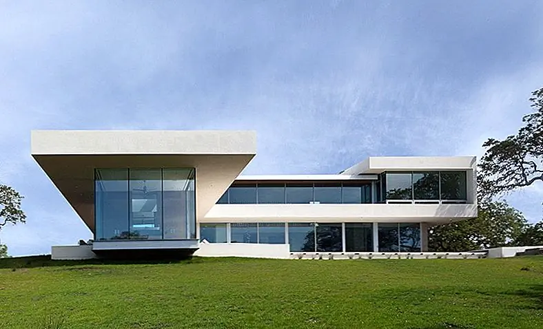 Здание было спроектировано архитекторами Swatt Miers Architects и предназначалось для отдыха в качестве дома для отдыха, поэтому с ним было легко жить. Архитекторы применяли все основные концепции, которые определяют их практику. Они обратили внимание на то, как здание относится к земле и окружающей среде, они разработали ее с открытыми планами как по вертикали, так и по горизонтали, и они обеспечили плавное продолжение между внутренним и открытым помещениями.