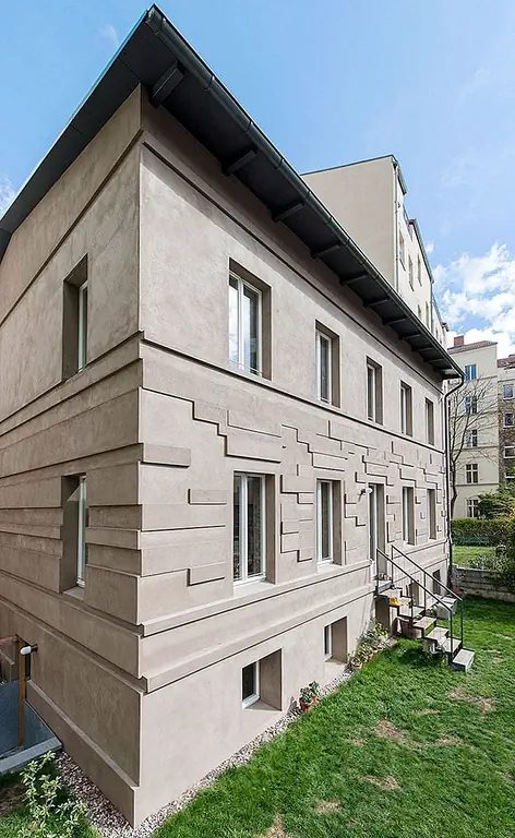 Название проекта - MullerhausMetzerstrasse, а дом находится в Берлине, Германия. Его ремонт был завершен в 2016 году. До этого структура служила полицейским участком и мастерской и на протяжении многих лет оставалась пустой и неиспользованной. Он был в плохом состоянии, и интерьер был организован во многие небольшие комнаты, которые не соответствовали современным потребностям новых владельцев.
