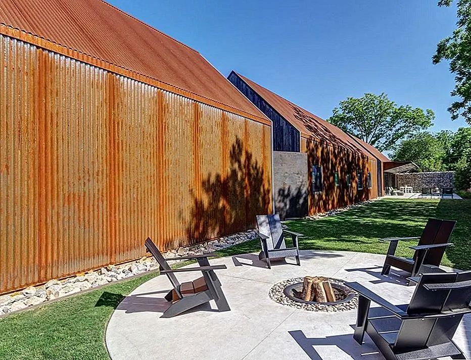 Восстановленные материалы, дизайн Prairie Come Together в Spectacular Texas Family Home