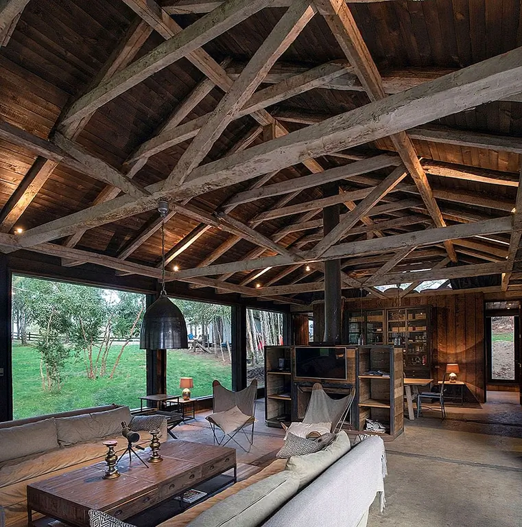 Rustic Fall Retreat, окруженный пышным лесом