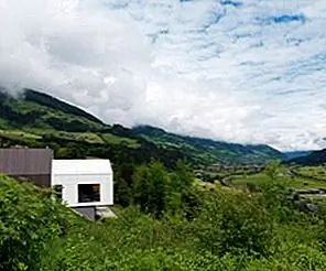 Mountain Retreat Mimics Пейзаж вокруг него