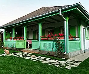 Красочный деревенский дом с традиционными румынскими мотивами Красочный деревенский дом с традиционными румынскими мотивами