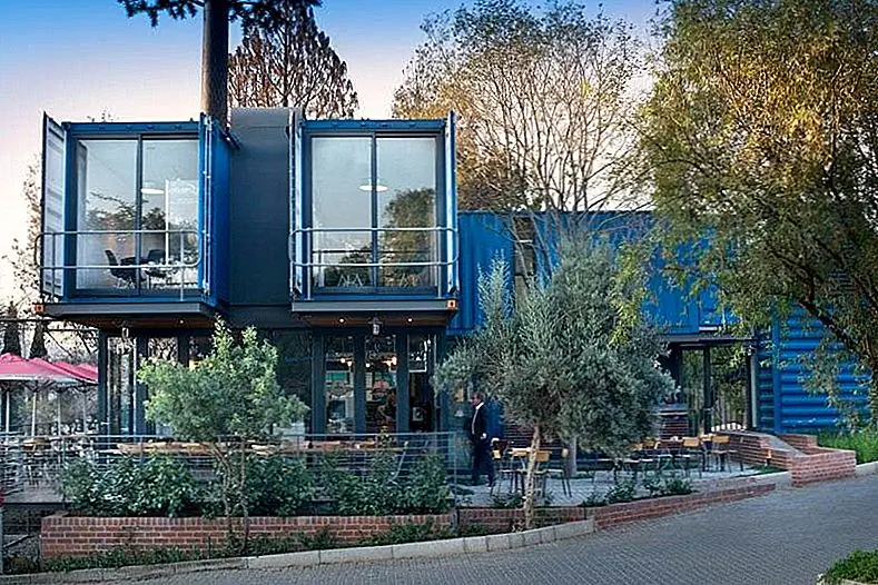 The Foghound Interactive Coffee Shop and Showroom находится в Мидранде, Южная Африка. Это проект Earthwoorld Architects, который решил использовать транспортные контейнеры, предлагая зданию желаемый внешний вид.