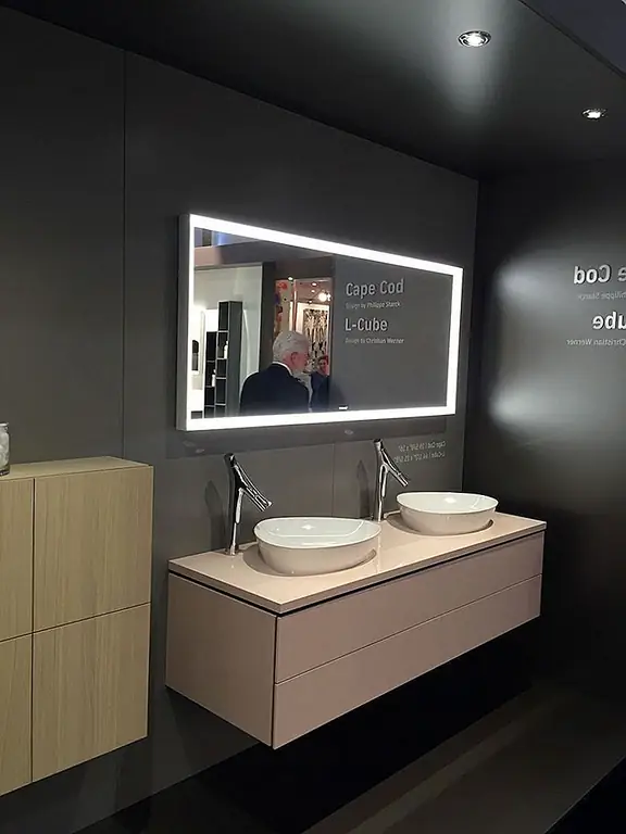 Мебель L-Cube для ванной комнаты от Duravit может быть объединена с любым из светильников. Здесь они установлены с линией Кейп-Код. Все части предназначены для работы без аппаратных средств, что может нарушить гладкую эстетику и включать механизм мягкого закрытия.