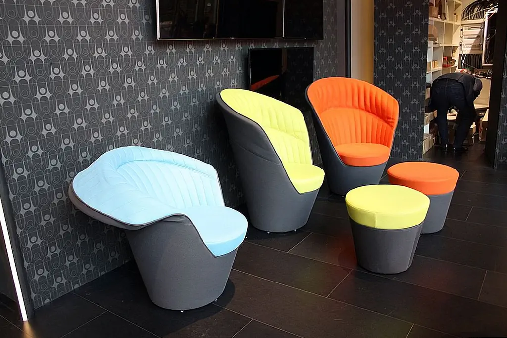 Verfo Design поставил перед собой цель показать, что можно сделать стул с прямой линии, а результат - Fold chair. Его мягкая, удобная и низкая от пола, идеально подходит для общения в чате и в качестве дополнительного места для гостей. Мы любим текстурированную обивку и фланцевый край, который проходит весь путь, вокруг которого помогает почувствовать, что они действительно сломали плоский кусок в этом кресле.