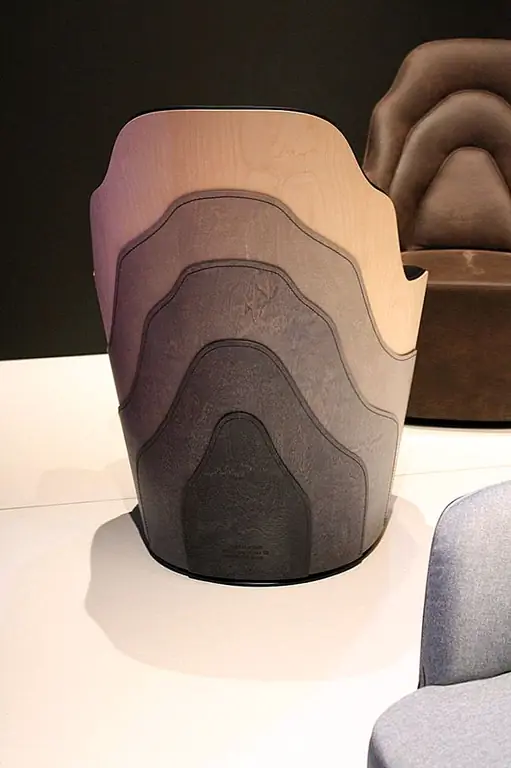 Чудесным, но немного странным является стул Möbius от Wood Tech. Весь зал похож на один непрерывный кусок елового дерева, сделанный из переработанных обрезков строительных балок. Футуристический макет обивки подходит для этого выпадения, который включает в себя дополнительный головной убор, который содержит очки 3D или виртуальной реальности.