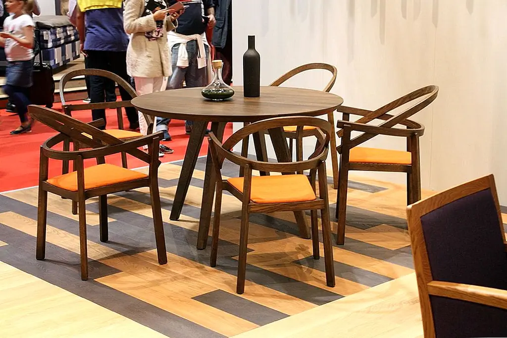 Дизайн Eugene Stoltzfus Design имеет свою итерацию во всеочередном стиле Зигзага Замга Геррита Риетвельда. Здесь, внушительные стулья в паре с таблицей плана, как и должно быть. Это отличный дизайн стула, который никогда не выйдет из моды и добавит хорошую дозу кэш-памяти в любое столовое пространство.