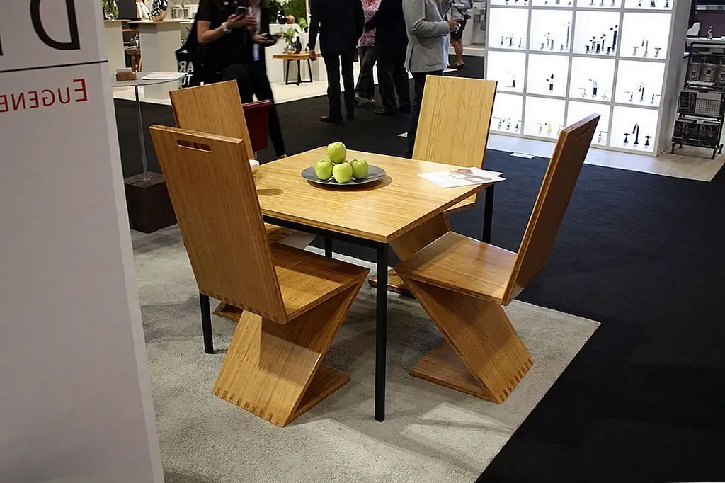 Простота и красота дерева имеет первостепенное значение в дизайнах из Hida Woodworking Federation of Japan. Все изделия ручной работы, выполненные вручную, отлично отделаны, поверхность гладкая, как шелк. В прохладных дизайнах представлены различные компоненты древесины, которые выделяются в столах и стульях. Этот столовый набор имеет теплую коричневую древесину с акцентом с темным типом, с столом и стульями.