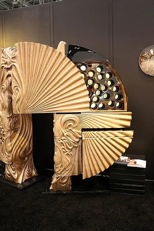 Credenza - это credenza, за исключением случаев, когда это делается в классном дизайне, который текстурирован и имеет многомерный вид. Эти два credenzas из Arther из Мексики очень разные, но оба имеют отличительные текстуры на передней и боковой сторонах. Резные деревянные поверхности поднимают эти части от основного до ничего себе.