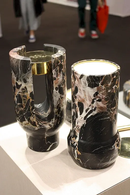 Держатель HAHA Alia Candle - это классный маленький аксессуар, который содержит более одной функции и может смешиваться и комбинироваться. Изготовлен из сплава цинка, хромирован, а цилиндрическая стойка - сплошная нержавеющая сталь.