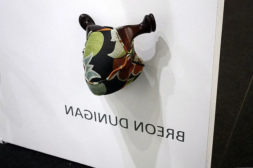 Заниматься гораздо веселее, когда у вас есть отличные аксессуары, одевайте свои настройки места. Хестер и Кук имеют широкий выбор симпатичных салфеток, карточек, меню и приглашений, которые оживляют стол. Дети и взрослые будут наслаждаться этим.