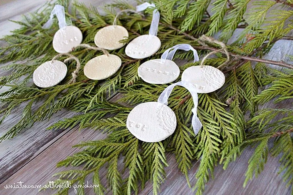 Посмотрите на Makeitinthemountains для отличного метода, показывающего вам, как сделать украшения из грубого глины. Вам нужна воздушно-сухая глина, текстурированная ткань или салфетки и почтовые марки (по желанию: выкатите немного глины и вырежьте круг. Вы можете использовать резак для печенья или стаканчик / стакан. Добавьте текстуру к орнаменту, нажимая салфетку или немного кружева на нем, а затем настроить его с помощью штампов.
