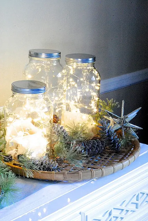 Fairy light jars - еще один вид прекрасного украшения, который также может быть отличным для других случаев, кроме Рождества. Их действительно легко сделать. На самом деле все, что вам нужно сделать, - это положить фея в банку. Прикрепите верхнюю часть струны к крышке и опустите батарейный отсек на дно банки. Затем вы можете покрыть его мешковиной, если хотите. {найдено на makelemonadeblog}.