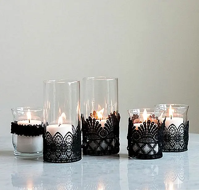 Candlelight - один из самых быстрых способов добиться того, чтобы все Hallows Eve чувствовали себя в вашем доме. Так что хватайте все черные кружева, которые вы можете найти, и прикройте свой дом в этих кружевных обернутых голосах. Ваш дом - это один клей-пистолет от ощущения преследования. (через Sweetest Occasion)