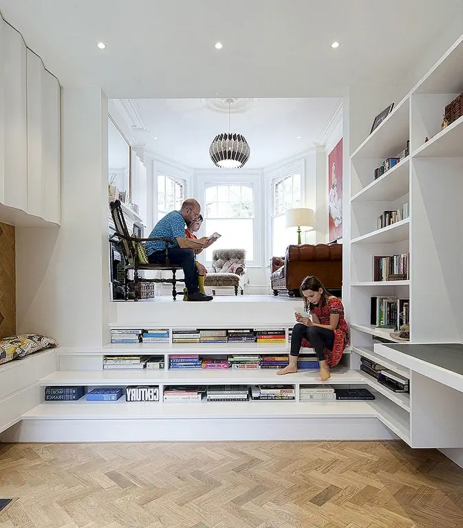 Zminkowska De Boise Architects придумали совершенно другой дизайн при структурировании этой лондонской резиденции. Здесь домашняя библиотека представляет собой полу-частный уголок, к которому можно получить доступ через набор лестниц со встроенным хранилищем для книг. Он имеет круговую планировку и тонны естественного света, проникающего через эркеры.