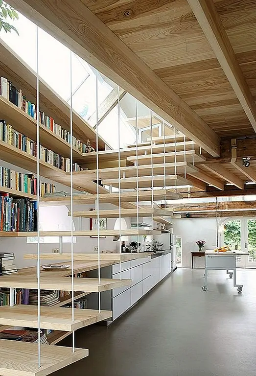Стремясь сэкономить место и увеличить функциональность, Maxwan Architects + Urbanists придумали идею для домашней библиотеки лестницы. В принципе, вся идея состоит в том, что подвешенная лестница образует набор настенных полков на соседней стене, и все они хранят книжную коллекцию. Этапы могут использоваться как гостиные.