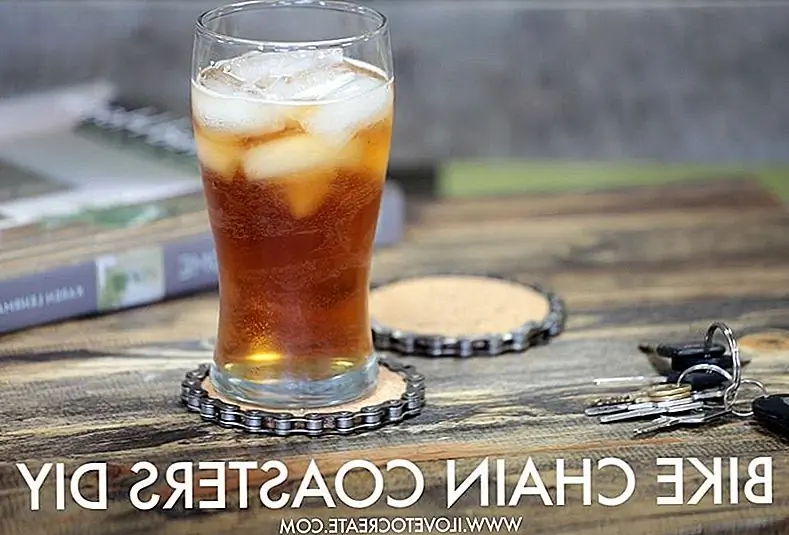 Для проекта по ilovetocreate список расходных материалов немного необычен, включая клей, пробки и велосипедную цепь. Сначала вы прослеживаете круги на пробке, а затем вырезаете их, чтобы сделать подставки. Вместо этого вы могли бы просто купить пакет простых подстаканников. Тогда в основном вы просто обертываете велосипедную цепь вокруг и разрезаете ее. Используйте клей, чтобы закрепить его на каботаже.