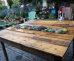 Еще одна трансформация поддонов DIY в таблицу