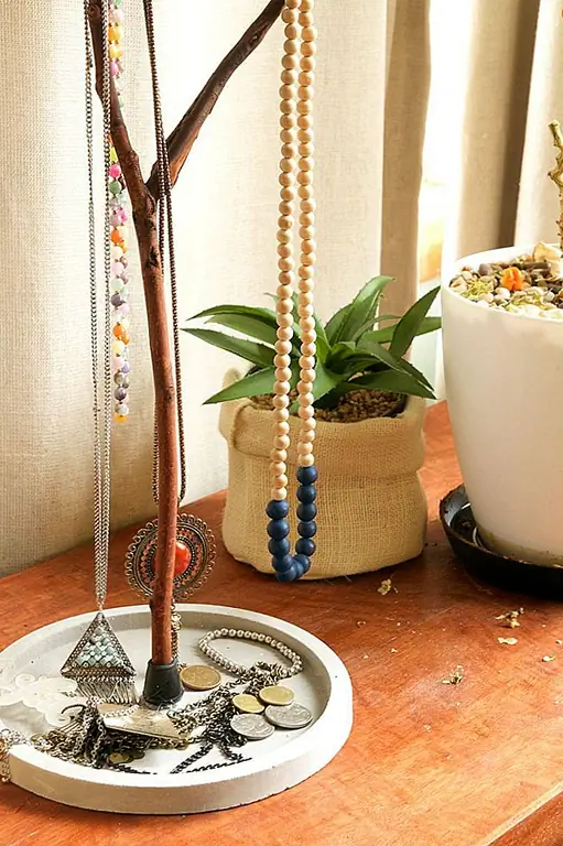 Некоторые из этих проектов спальни DIY сосредоточены на декоре, а другие предназначены для того, чтобы помочь вам организовать пространство и поддерживать чистую и приятную атмосферу. Этот держатель ювелирных изделий с ветвями дерева подходит для обеих функций. Чтобы создать собственную версию проекта, вам понадобится филиал, бетонная тарелка для растений, резиновый стул для ног, клей, наждачная бумага и древесный воск или масло. Некоторые из этих материалов могут быть заменены другими, которые могут быть более доступны для вас.
