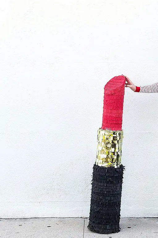Я не мог придумать лучшего времени, чтобы создать себе помаду piñata, чем вечеринку на День Святого Валентина для девочек. Даже если вы не заполните его конфетами, просто наличие гигантской трубки с губной помадой в вашей гостиной - это украшение рок-н-ролла, вам не кажется? (через Studio DIY)