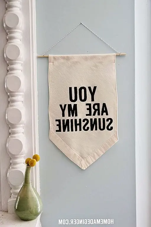 Есть любимая цитата, которая вдохновляет вас и поощряет вас? Поместите его на баннер, а не в рамку. Он будет выделяться среди других фреймов на стене вашей галереи. (через самодельный имбирь)