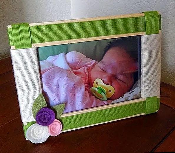 Милая фоторамка, изображенная на twinkleandtwine, была украшена цветной нитью, но вы можете легко сделать это с помощью простого шпагата. Чтобы получить этот вид, вам понадобится простая деревянная рама, шпагат, лента, войлок в разных цветах, пистолет для клея и ножницы. Снимите заднюю часть и стекло из фоторамки. Оберните шпагат вокруг края рамы и остановитесь примерно на 1 см от внешней кромки. Поместите ленту поверх концов и повторите для противоположной стороны рамы. Затем сделайте то же самое для двух других сторон. Затем вы можете добавить войлочную отделку к раме.