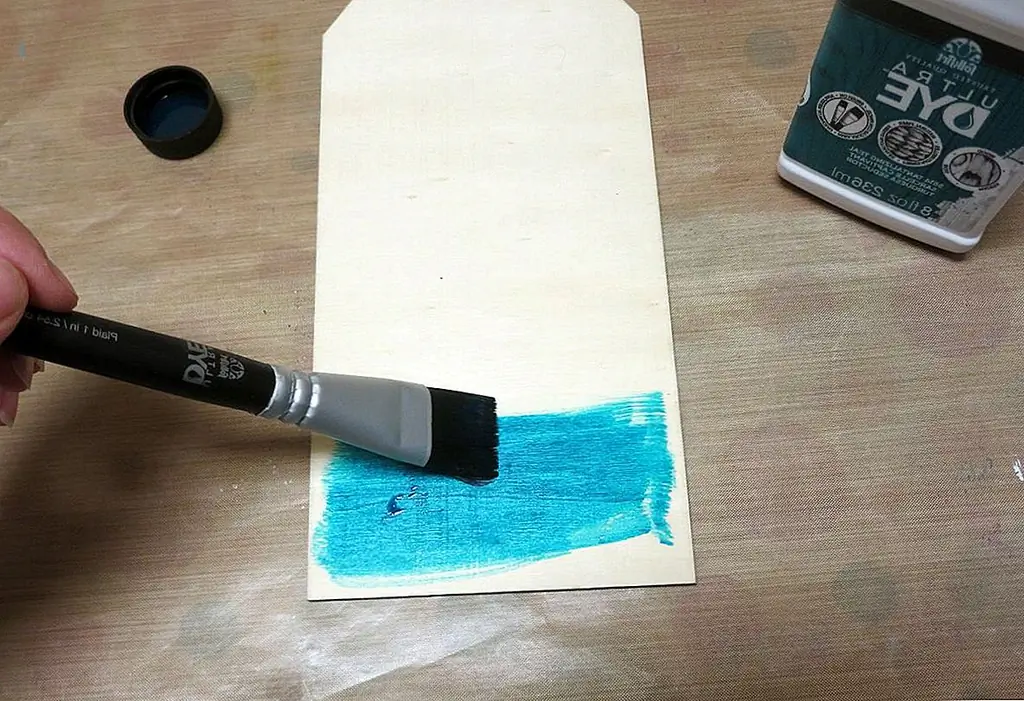 Шаг первый: Примените Ultra Dye к незавершенным деревянным биркам. Немного цвета идет долгий путь! Мне нравится, что цвета легко смешиваются, поэтому вы можете их накладывать, как и с этими тегами. Мне нравится чистить один цвет в нижней части тега, накладывать второй цвет поверх этого тега, а затем добавлять третий цвет в верхнюю часть тега. Красители прекрасно сочетаются друг с другом, создавая эффект акварельного типа. Дайте полностью сушить краситель. Шаг первый: Примените Ultra Dye к незавершенным деревянным биркам. Немного цвета идет долгий путь! Мне нравится, что цвета легко смешиваются, поэтому вы можете их накладывать, как и с этими тегами. Мне нравится чистить один цвет в нижней части тега, накладывать второй цвет поверх этого тега, а затем добавлять третий цвет в верхнюю часть тега. Красители прекрасно сочетаются друг с другом, создавая эффект акварельного типа. Дайте полностью сушить краситель.