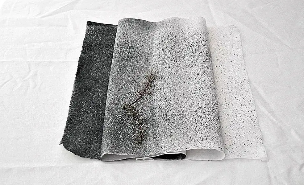 Это одна из моих любимых идей DIY для Хэллоуина, потому что это занимает всего 10 минут. Все, что вам нужно сделать, это разложить ткань и нанести краску на один конец бегуна черной крапкой, а на другом конце - белым. Переместите два цвета в середине, чтобы создать эффект ombre. Затем подождите, пока он высохнет. Это одна из моих любимых идей DIY для Хэллоуина, потому что это занимает всего 10 минут. Все, что вам нужно сделать, это разложить ткань и нанести краску на один конец бегуна черной крапкой, а на другом конце - белым. Переместите два цвета в середине, чтобы создать эффект ombre. Затем подождите, пока он высохнет.